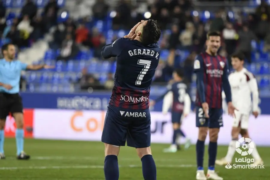 Gerard Valent&iacute;n se lamenta en una acci&oacute;n del Huesca Albacete en El Alcoraz. Foto: LaLiga