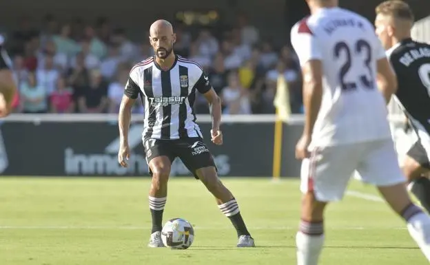 Mikel Rico en una acci&oacute;n con el Cartagena. Foto: La Verdad. 