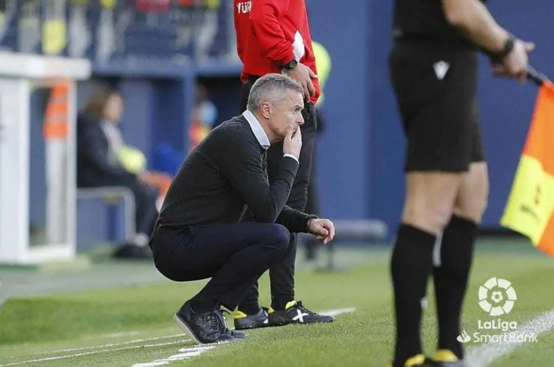 Fran Escrib&aacute;, pensativo en un partido como entrenador del Real Zaragoza. | Foto: LaLiga