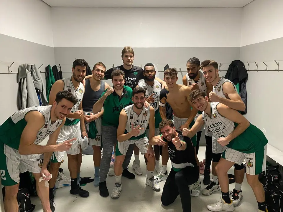 Los jugadores del Lobe Huesca celebran en el vestuario la victoria ante el Cornell&aacute;. Foto: Cedida