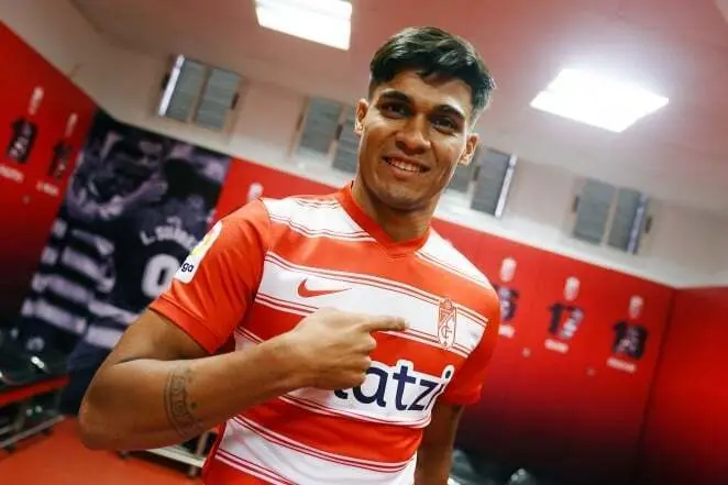 Mat&iacute;as Arezo, en la imagen con la camiseta del Granada, est&aacute; en la &oacute;rbita de la SD Huesca. Foto: Granada CF