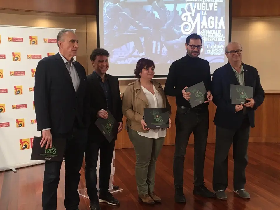 De izquierda a derecha Aloc&eacute;n, Blasco, Avellanas, Lascorz y Romance con el libro del Pe&ntilde;as. Foto: Cedida