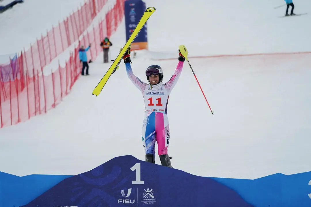 Celia Abad celebra su oro en la combinada del Mundial Universitario celebrado en Lake Placid. Foto: Sammy Swiss/FISU Games)
