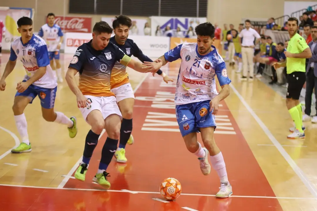 Carlos Garc&iacute;a encara a un jugador del CD Legan&eacute;s | Fotograf&iacute;a: Pedro Luis Serrano