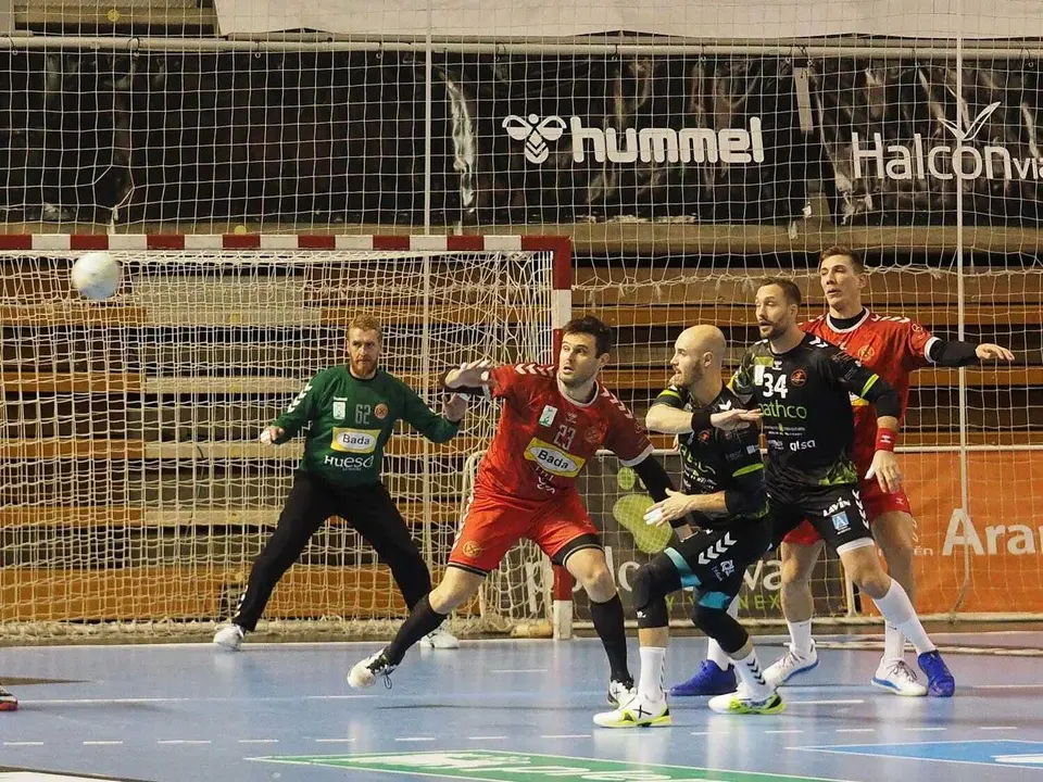El grran partido de Ter&ccedil;ariol en porter&iacute;a no sirvi&oacute; para que Bada Huesca ganara a Torrelavega. Footo: C.Pascual