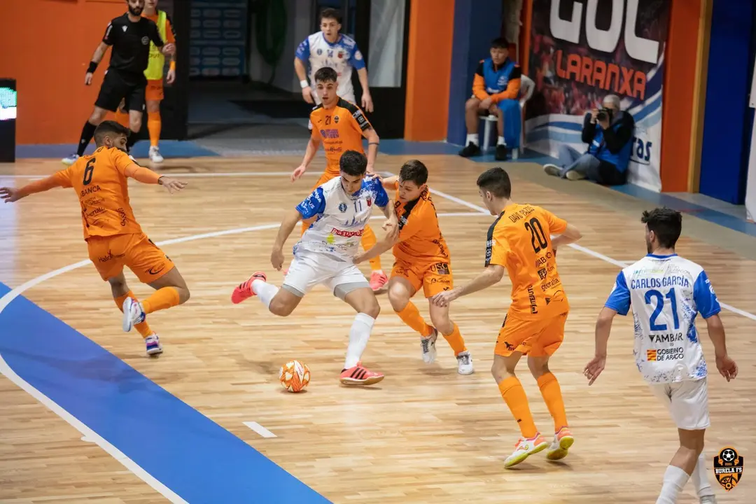 Tom&aacute;s Pescio busca ejecutar un remate | Foto: Burela FS