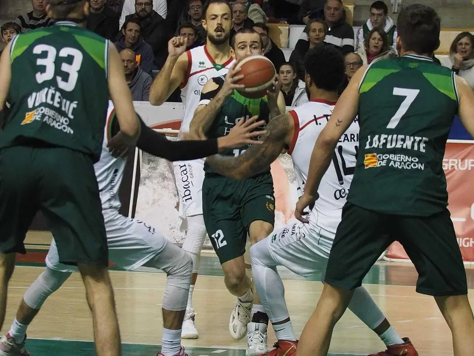 El CB Pe&ntilde;as se vio sobrepasado por un Palma con m&aacute;s recursos que el quinteto altoaragon&eacute;s. Foto: C.Pascual