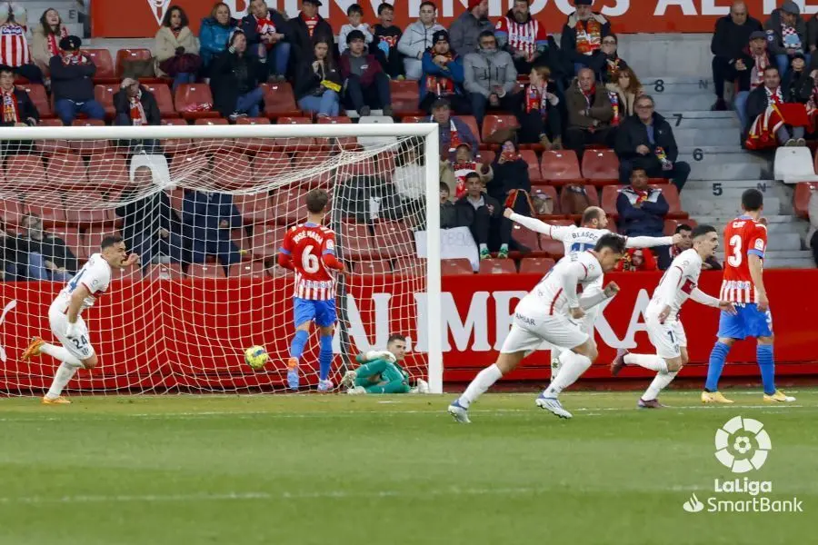 Gol de Sielva con el que el Huesca se adelant&oacute; en El Molin&oacute;n contra el Sporting, que empat&oacute;, tambi&eacute;n de una falta. Foto: LaLiga