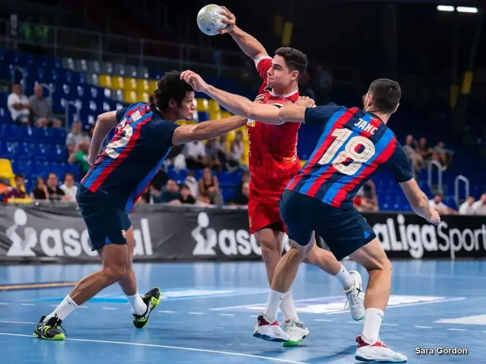 Ignacio Su&aacute;rez busca hueco entre Petrus y Janc en el Bar&ccedil;a Bada Huesca de la primera vuelta. Foto: Sara Gordon