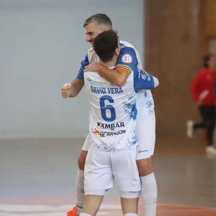 David Yera se abraza con Carlos Retamar | Foto: Jorge Vicioso
