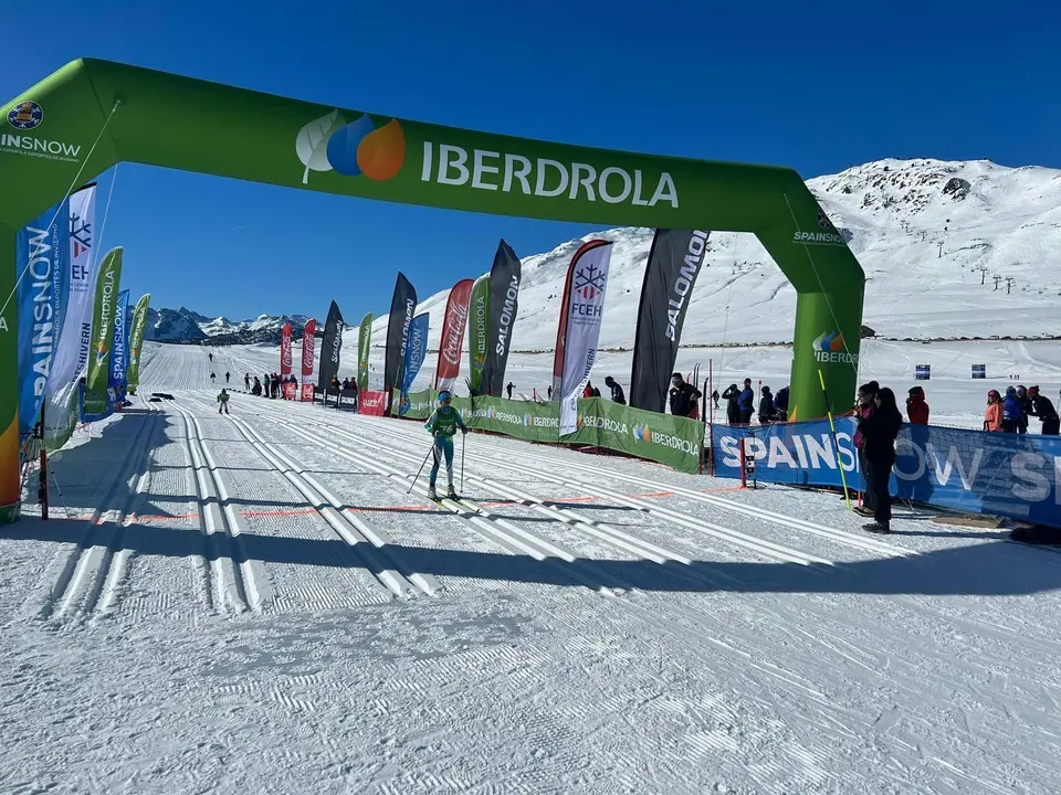 Un participante en la modalidad sprint entra en meta en la prueba celebrada en Beret de Copa de Espa&ntilde;a de fondo. Foto: RFEDI