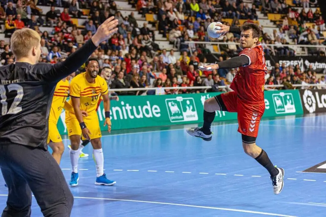 Rodrigo Benites busca finalizar una acci&oacute;n en el Bada Huesca contra el Bar&ccedil;a defendido por Nielsen. Foto: A.S.