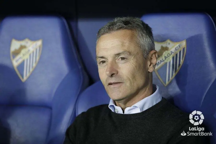 Fran Escrib&aacute; en el banquillo de la Rosaleda | Foto: LaLiga SmartBank