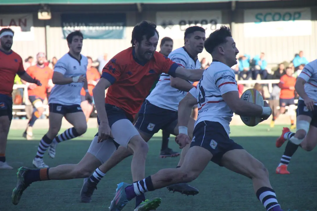 Jugada en el F&eacute;nix Rugbt contra L'Hospitaet en el que los zaragozanos se impusieron de forma clara: 41-0. Foto: Cedida