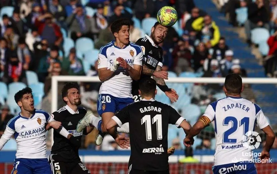 Giuliano pelea un bal&oacute;n en el Real Zaragoza-Burgos. 