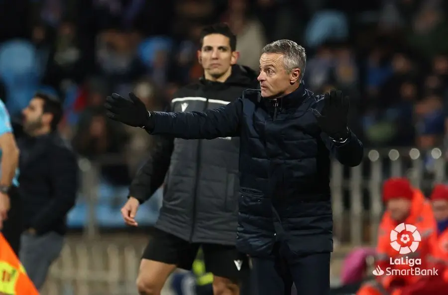 Fran Escrib&aacute; dando instrucciones en La Romareda | Foto: LaLiga