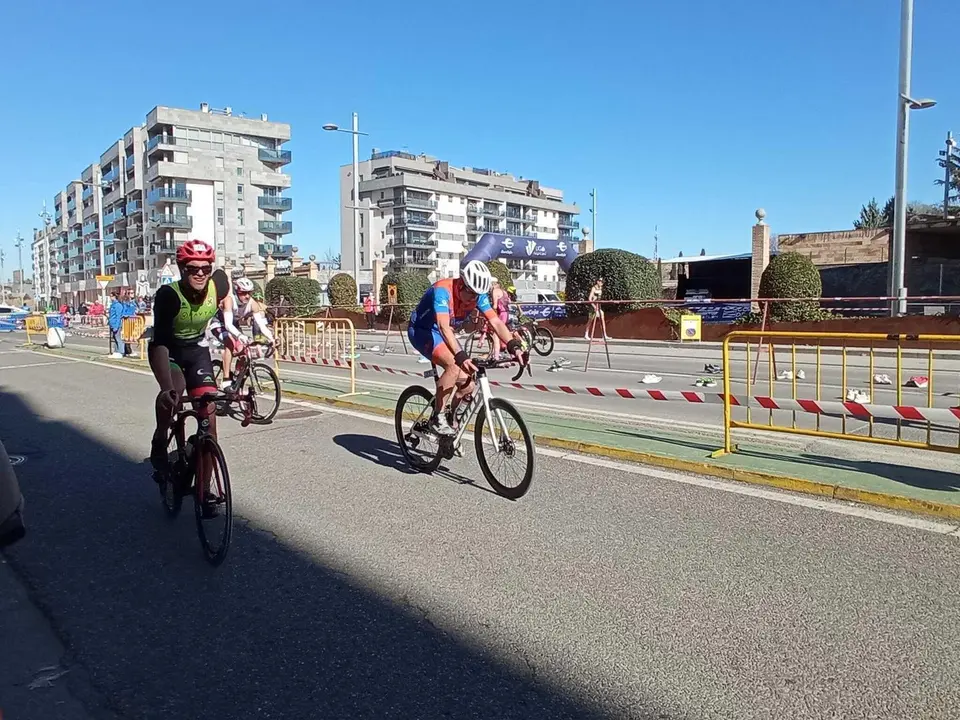 Duatletas en el segmento de ciclismo de la prueba celebrada en Monz&oacute;n. Foto: Cedida