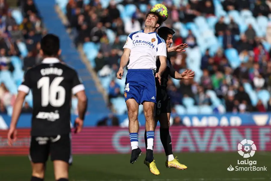 El Real Zaragoza llev&oacute; el bal&oacute;n al aire y no al suelo ante el Burgos | Foto: La Liga