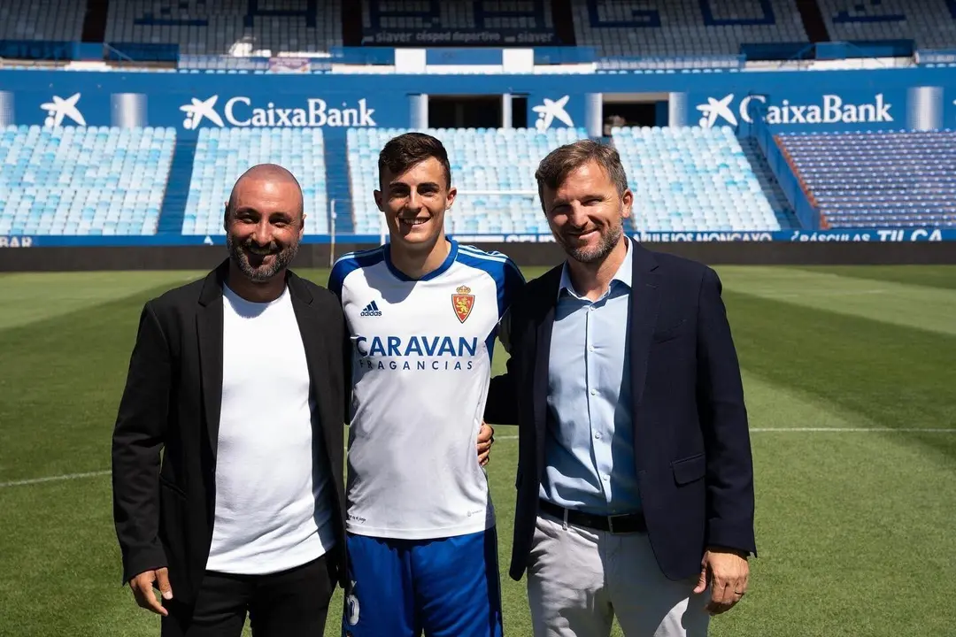 Alejandro Franc&eacute;s posa junto a Lalo Arantegui en la foto de su renovaci&oacute;n | Foto: Twitter Lalo Arantegui 