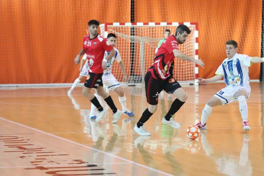 Adri Ortego se lleva un bal&oacute;n