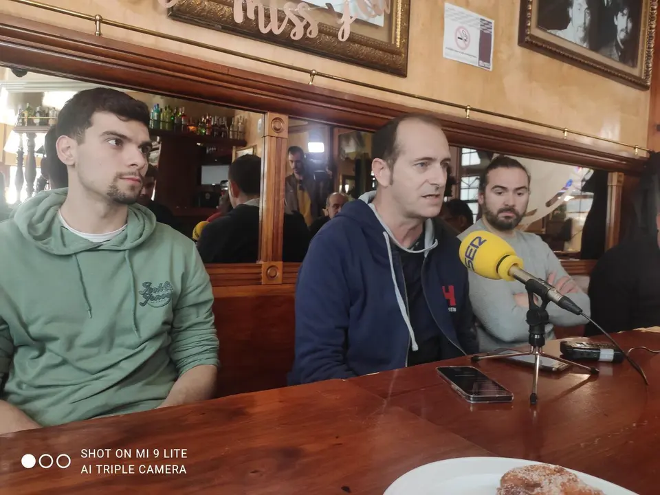 En primer plano Miguel Malo, Nolasco y N&eacute;stor Oliva durante la rueda de prensa para habar del partido contra el Torrelavega. Foto: Sportaragon