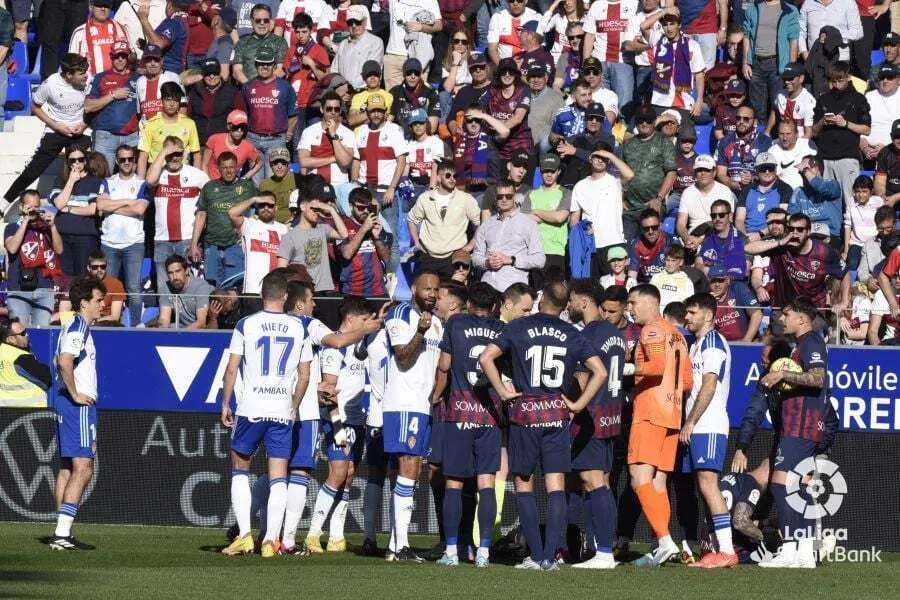 Futbolistas del Real Zaragoza y la SD Huesca en el &uacute;ltimo derbi en El Alcoraz. (Foto: LALIGA)