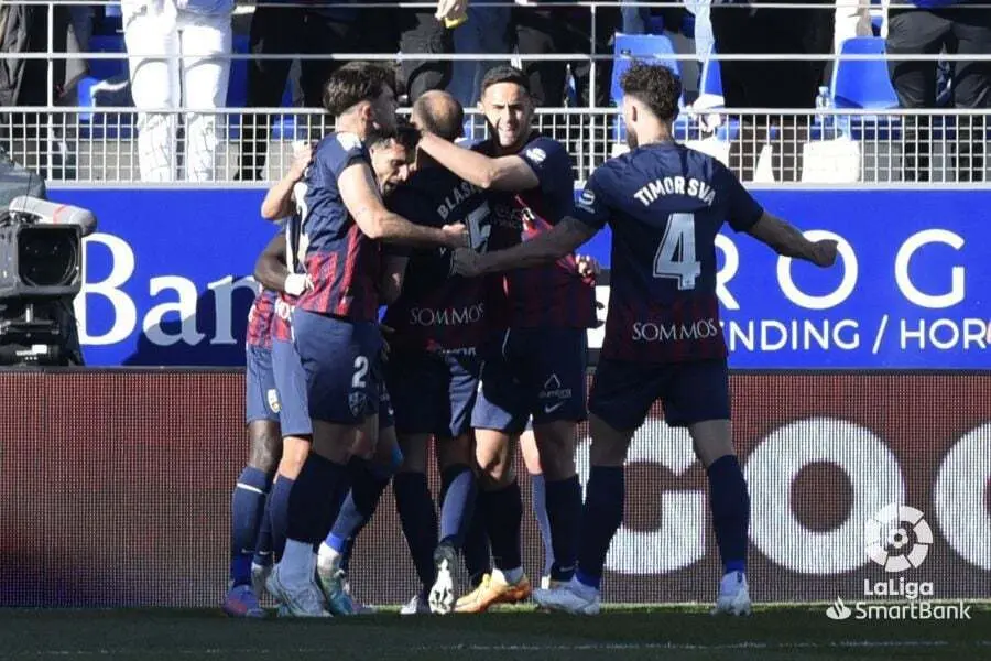 Los jugadores del Huesca celebran el gol de Obeng. Foto: LaLiga
