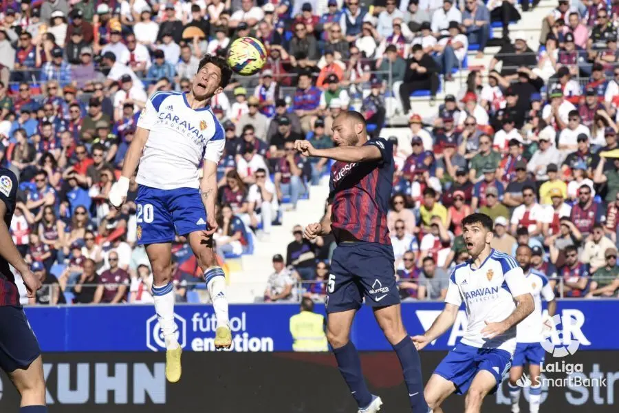 Giuliano Simeone despejando un bal&oacute;n frente a Jeremy Blasco | Foto: LaLiga