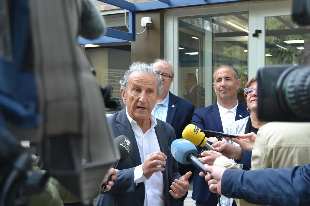 Pet&oacute;n atiende a los medios tras la inauguraci&oacute;n de la Base Aragonesa de F&uacute;tbol. Foto: Sportaragon