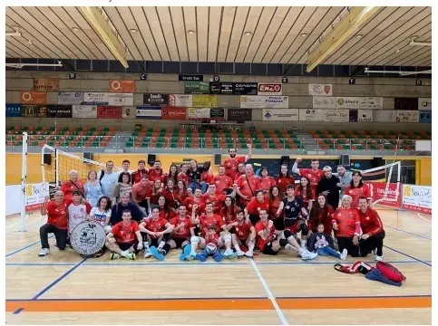 La plantilla y cuerpo t&eacute;cnico del Voleibol Zaragoza | Foto: Voleibol Zaragoza
