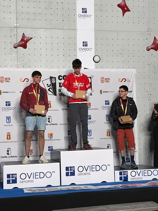 Santiago Oronich, a la izquierda, en el podio conseguido en la Copa de Espa&ntilde;a de escalada de Oviedo. Foto: Cedida