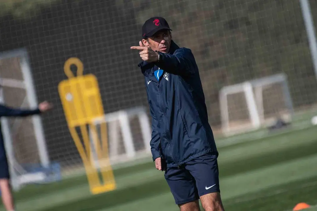 'Cuco' Ziganda, en la imagen, dirigiendo un entrenamiento de la SD Huesca. Foto: SD Huesca
