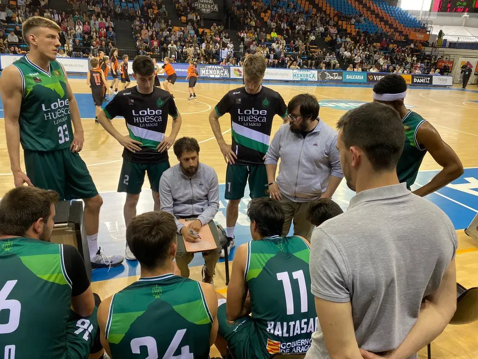 Cerd&aacute;n se dirige a sus jugadores en un tiempo muerto contra Menorca. Foto: Cedida