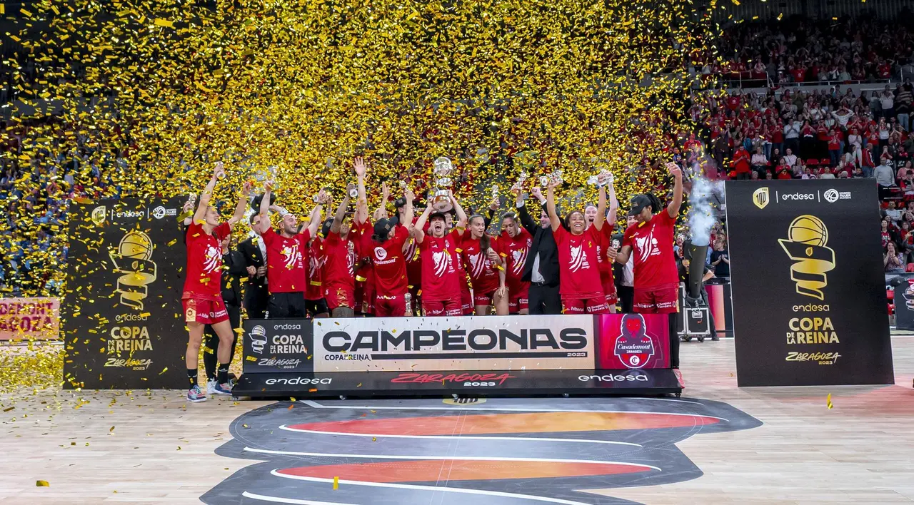 Momento de levantar el t&iacute;tulo de Copa | Foto: Basket Zaragoza