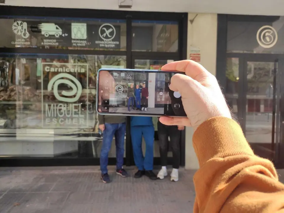 Nolasco, Escuer y P&egrave;re Arnau en la carnicer&iacute;a Escuer donde han hablado de Sinfin, rival este martes del Bada Huesca. Foto: Sportaragon 