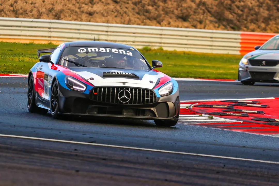 Aso pilotando su Mercedes sobre el asfalto del circuito navarro de Los Arcos. Foto: Carlos Casimiro