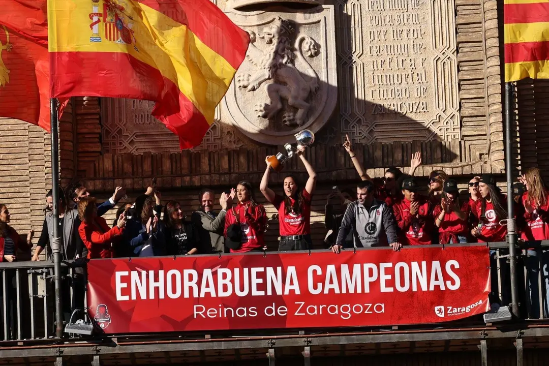 La plantilla, en el balc&oacute;n del Ayuntamiento | Foto: Ayuntamiento de Zaragoza