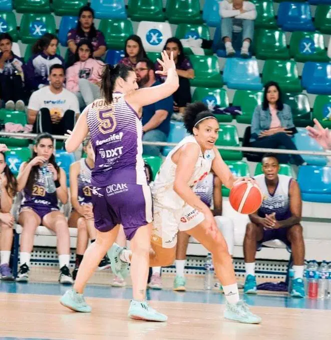 Helena Oma supera a una rival | Foto: Yolanda Hern&aacute;ndez