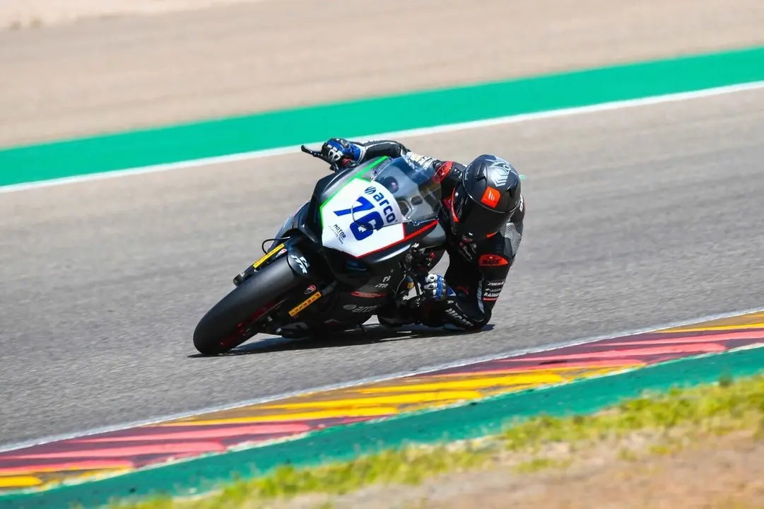 El aragon&eacute;s Juli&aacute;n Giral negociando una curva a izquierdas. Foto: MotorLand