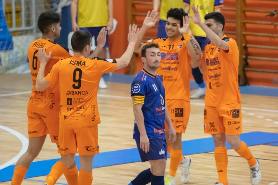 Alejandro Pasam&oacute;n, en el partido en Burela, en medio de una celebraci&oacute;n rival | Foto: Futsal RFEF