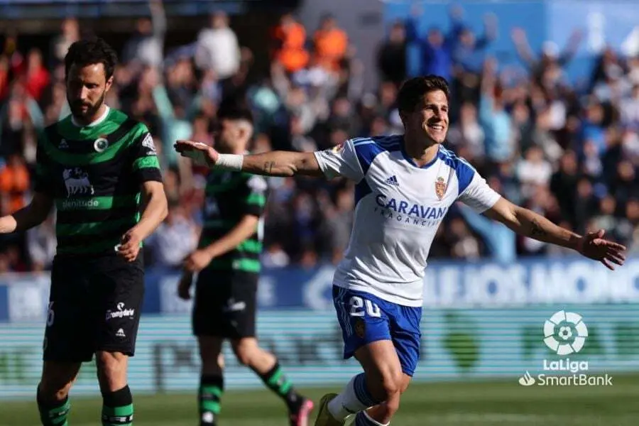 Simeone celebra uno de los goles del Real Zaragoza contra el Racing en La Romareda. Foto: LaLiga