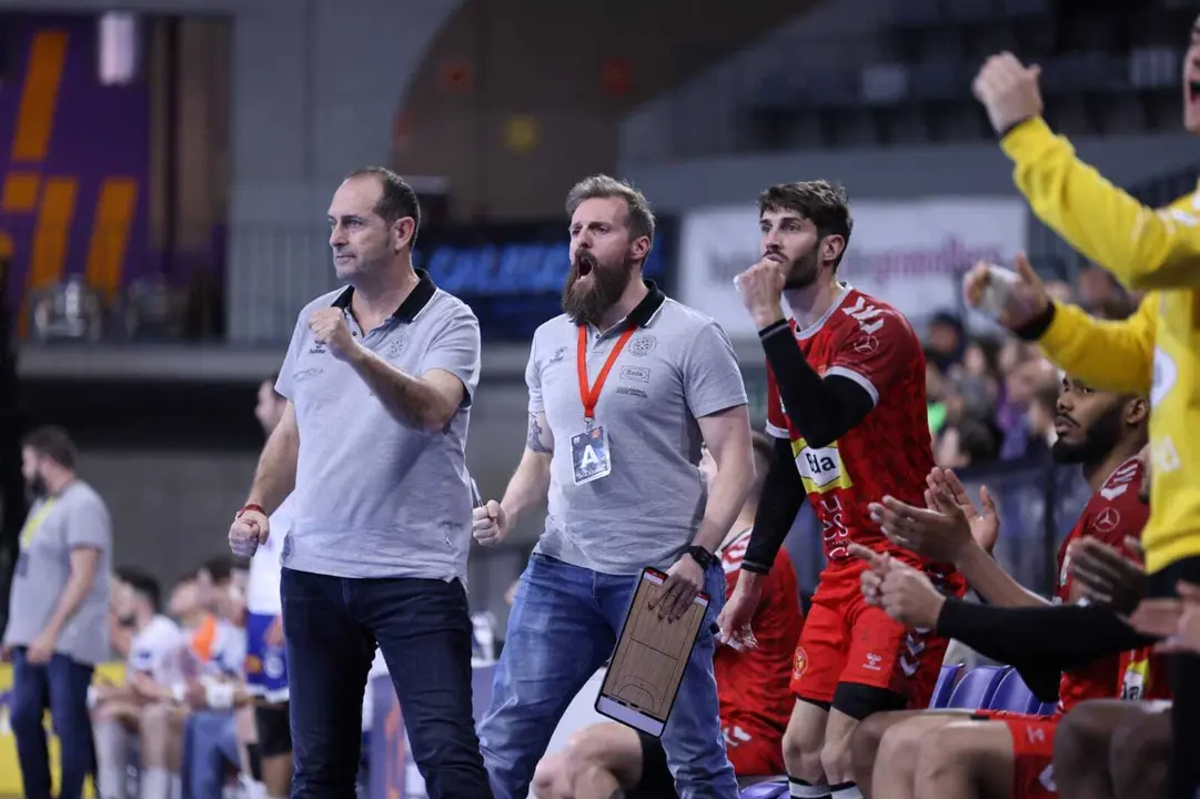 Fher P&eacute;rez, entre Nolasco y Carmona celebran uno de los goles del Bada Huesca al Granollers sobre la pista barcelonesa. Foto: Xavi Solanas