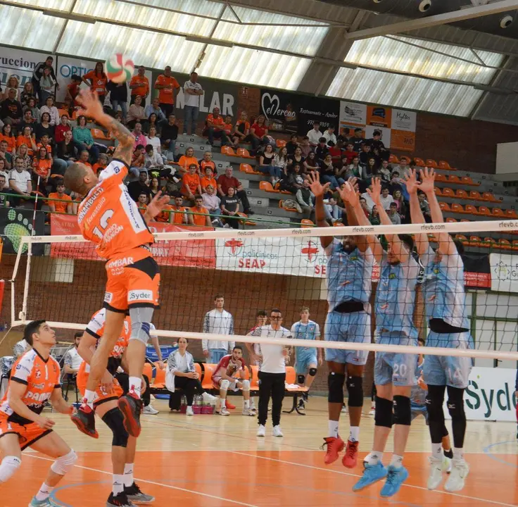Un jugador del CV Teruel busca salvar el bloqueo del equipo soriano. Foto: Cedida