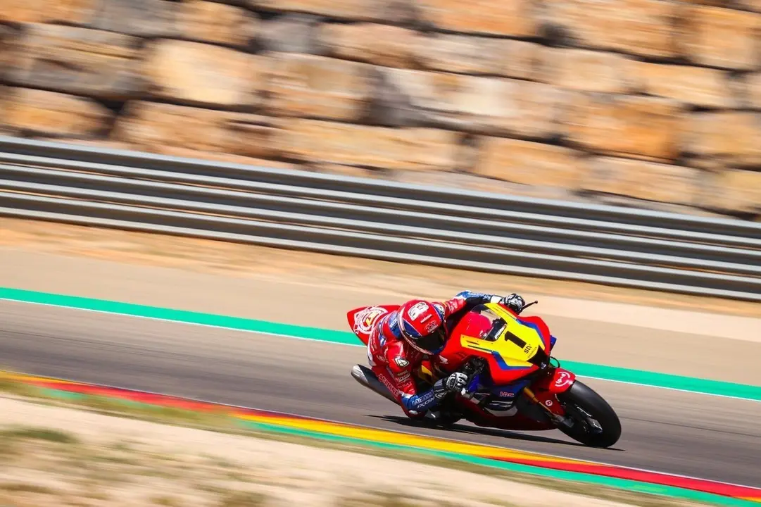 Tito Rabat se impuso tras una gran carrera sobre el asfalto de MotorLand. Foto: MotorLand