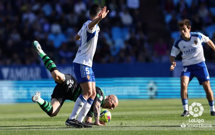 Francho Serrano y Jaume Grau le dan un sentido distinto a la media del Zaragoza | Foto: La Liga