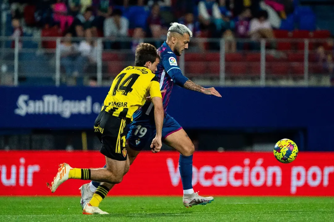 Francho Serrano en un duelo junto a Stoichkov. | Foto: SD Eibar