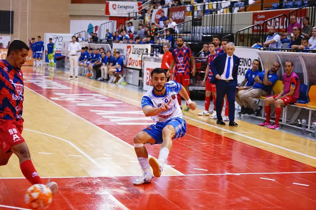 Adri&aacute;n Rivera ejecuta un disparo | Foto: Alejandro Meavilla