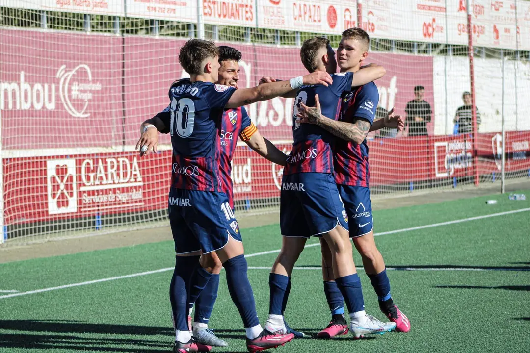 Los 'cachorros' del Huesca celebran un gol durante un partido. Foto: SD Huesca