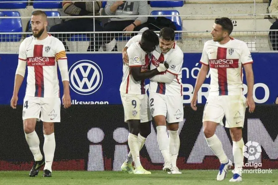 Obeng y Ratiu, la conexi&oacute;n del gol del Huesca contra el Tenerife. Foto: LaLiga