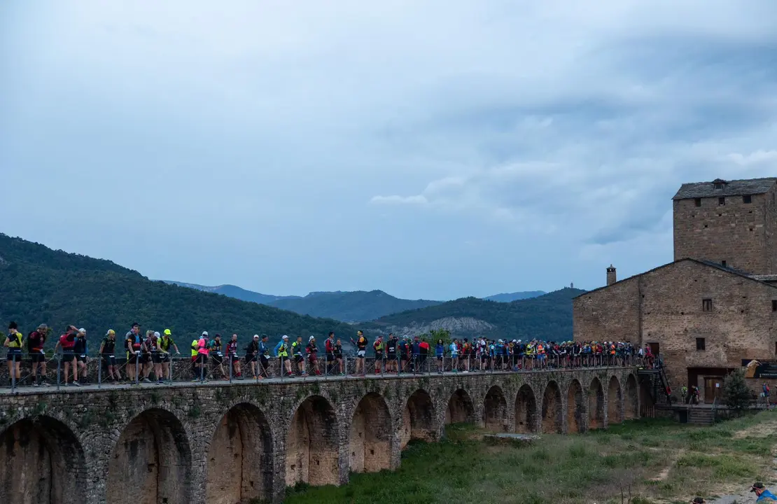 Los participantes en la prueba m&aacute;s golosa del Gran Trail Sobrarbe aguardan a la salida en las murallas del castillo de A&iacute;nsa. Foto: To&ntilde;o Miranda